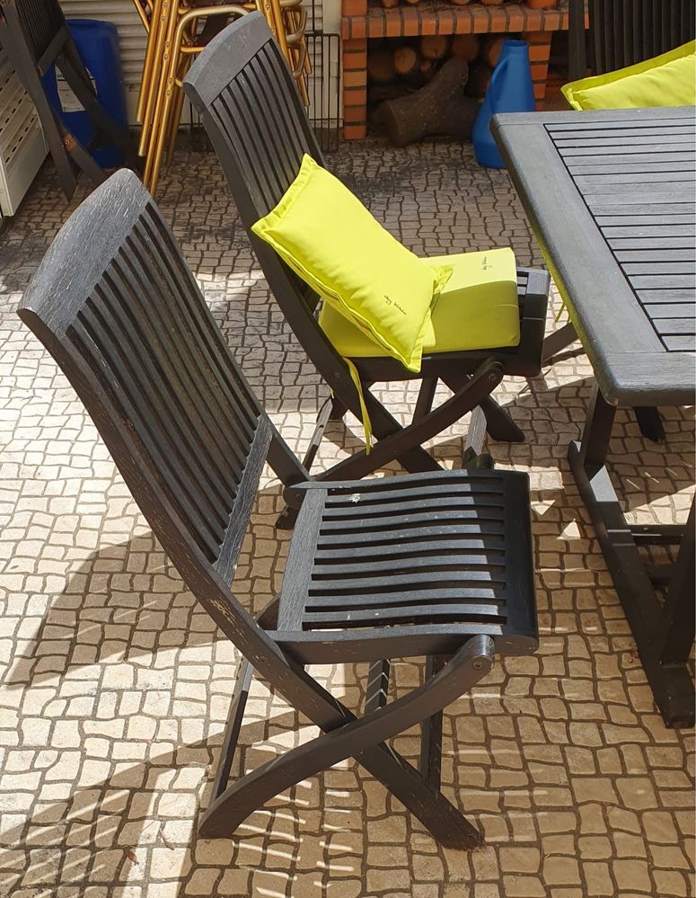 Mesa grande  de jardim com 6 cadeiras e respetivas almofadas