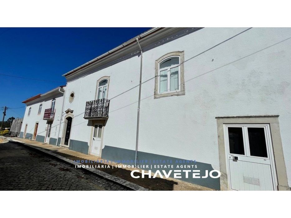 Casa senhorial T6/7 com terreno, poço pátio com piscina e vários an...