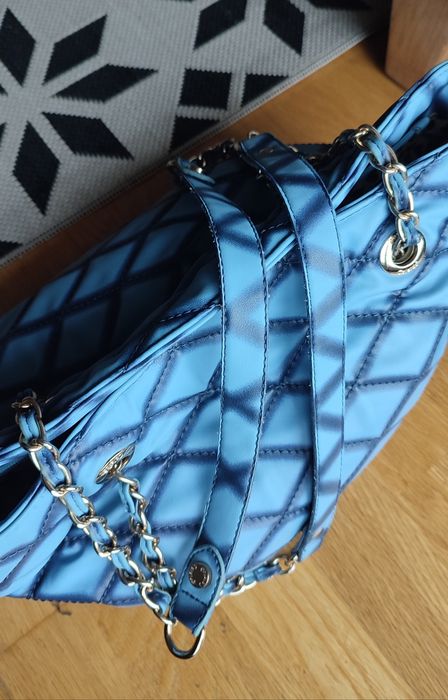 Mala azul de senhora