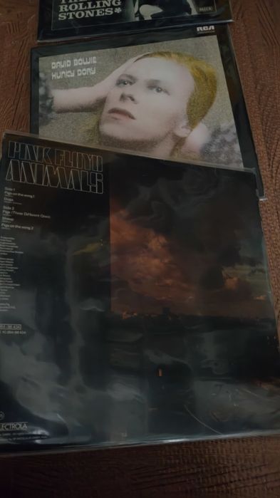 Pink Floyd 
Rolling Stones 
David Bowie 

 Capas e discos muito bom es