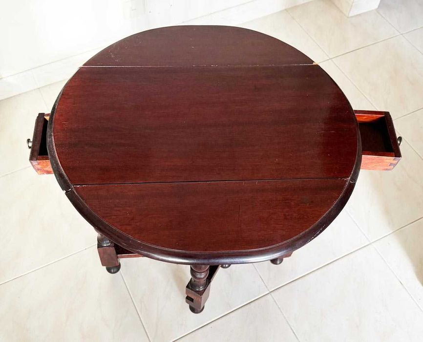 Pequena mesa de apoio, tipo holandês