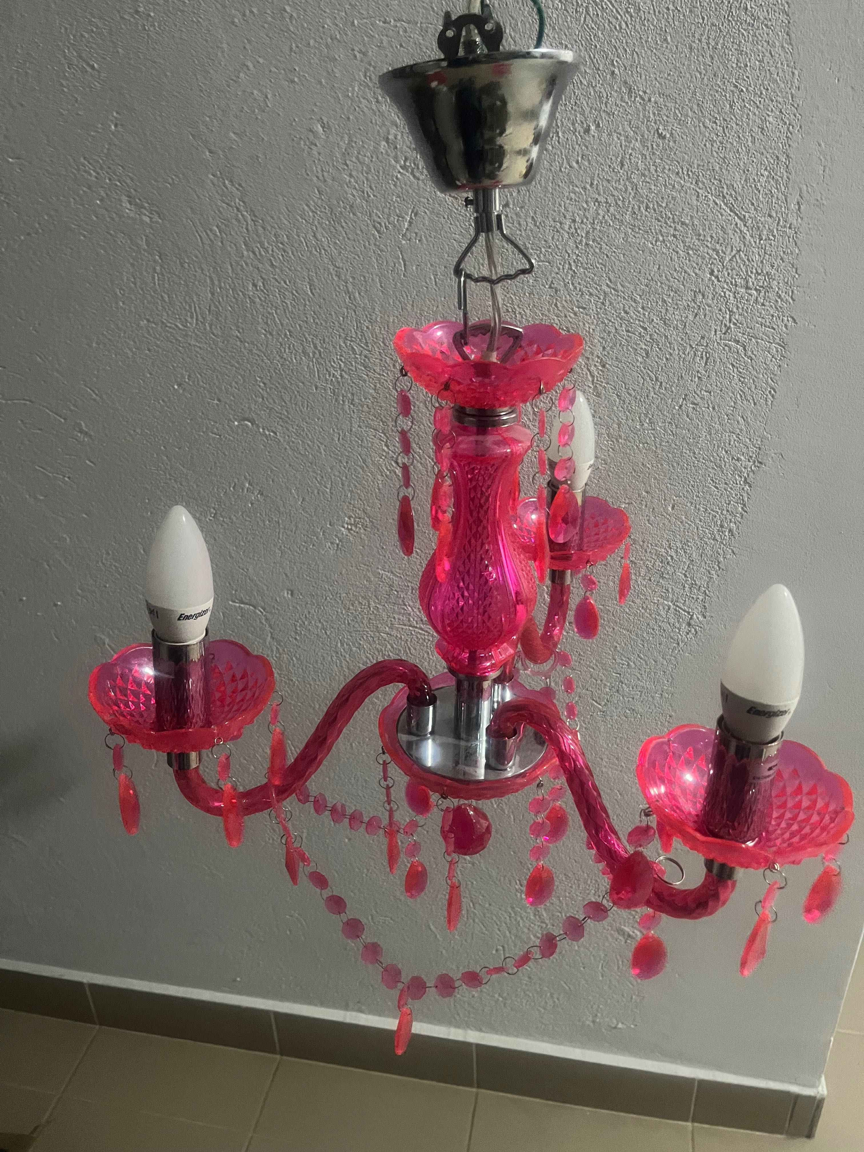 Różowy żyrandol glamour