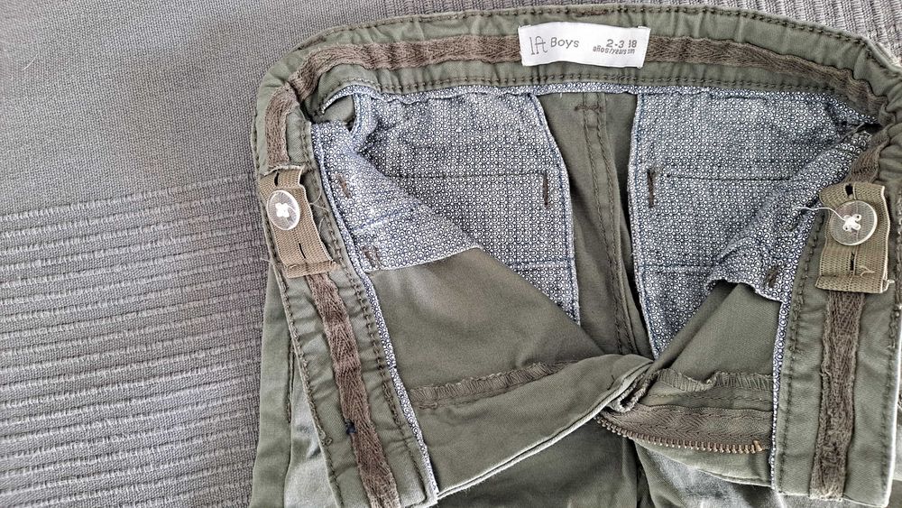 Calça chino cinzento esverdeado com bolso faca e elástico na cintura