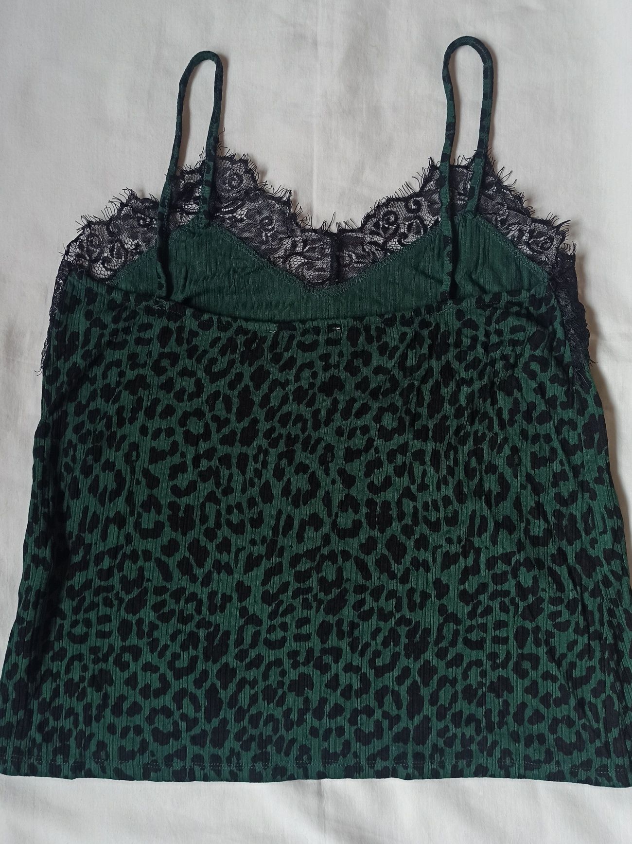 Top de alças verde com renda padrão tigresa P&B