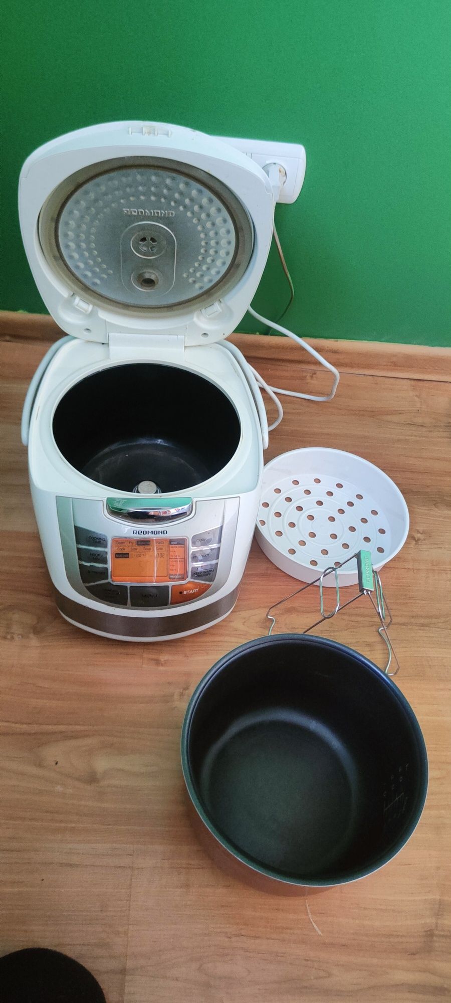 Multicooker Redmond rmc M4502e, kolor biało- srebrny, stan bardzo dobr