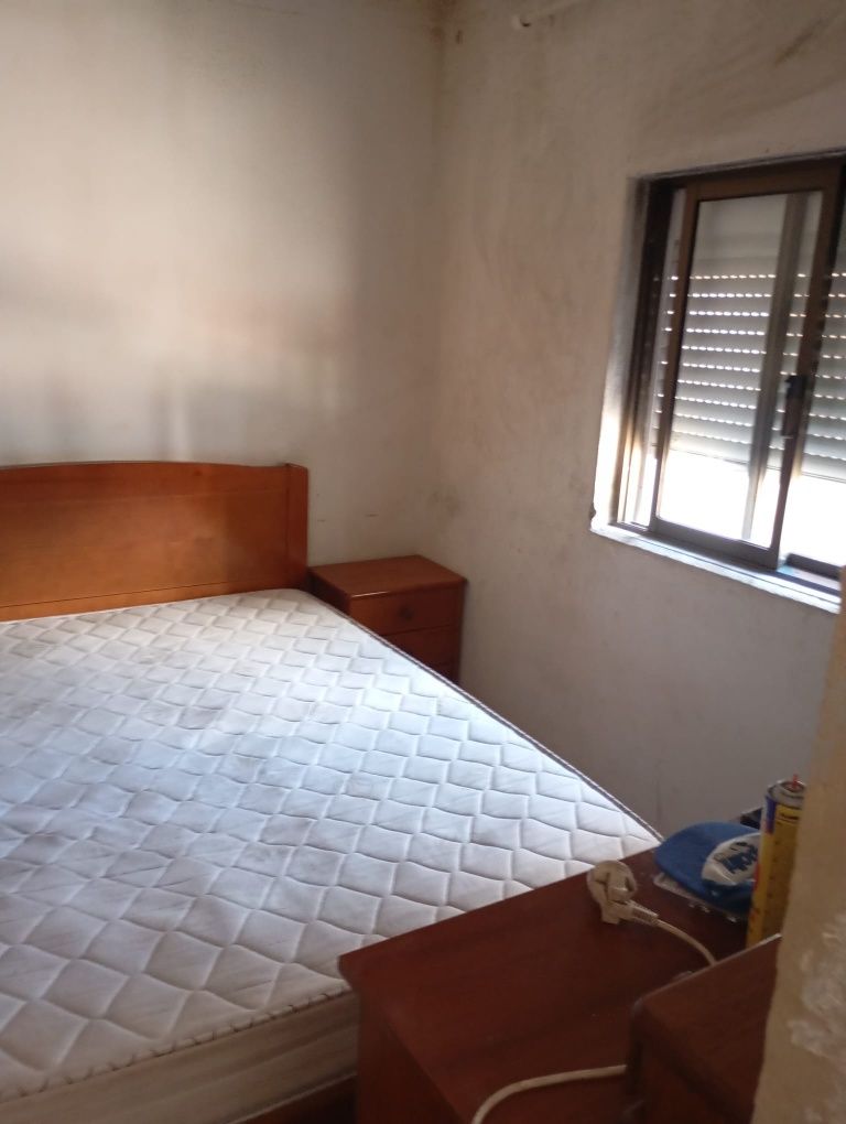 Aluga-se quarto com sala privada