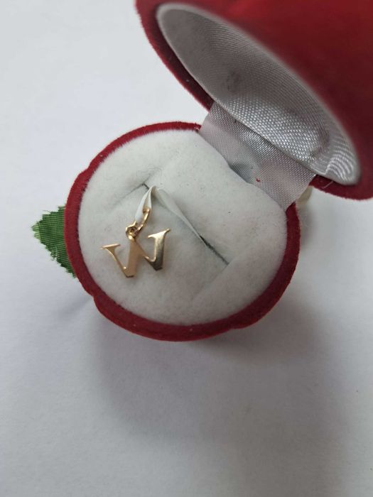 Złoty wisiorek literka W, złoto 585