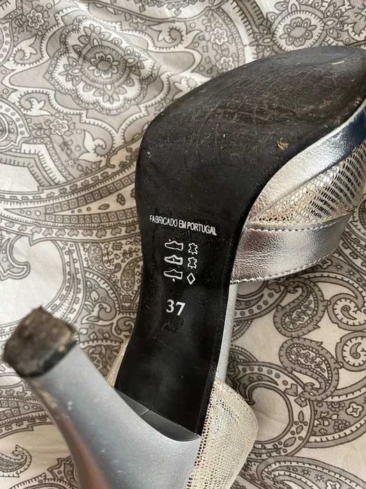 Sapatos altos, cor prata, número 37