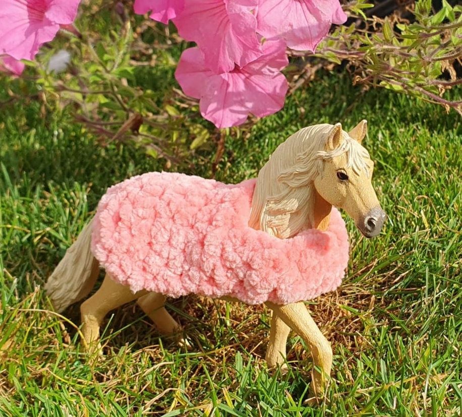 Derki zrobione na szydełku dla koni Schleich lub Colecta