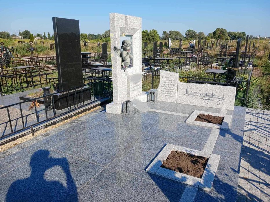 Пам'ятні плити, фотоскло, колумбарії. Благоустрій могил.