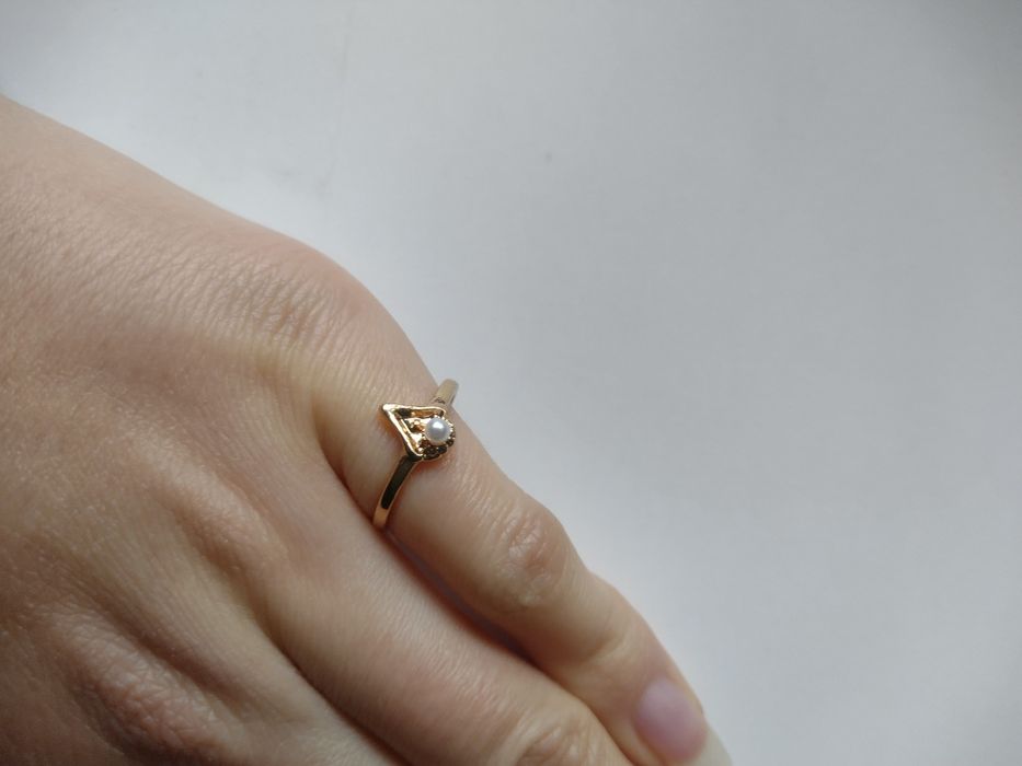 Mały pierścionek w kolorze złotym.