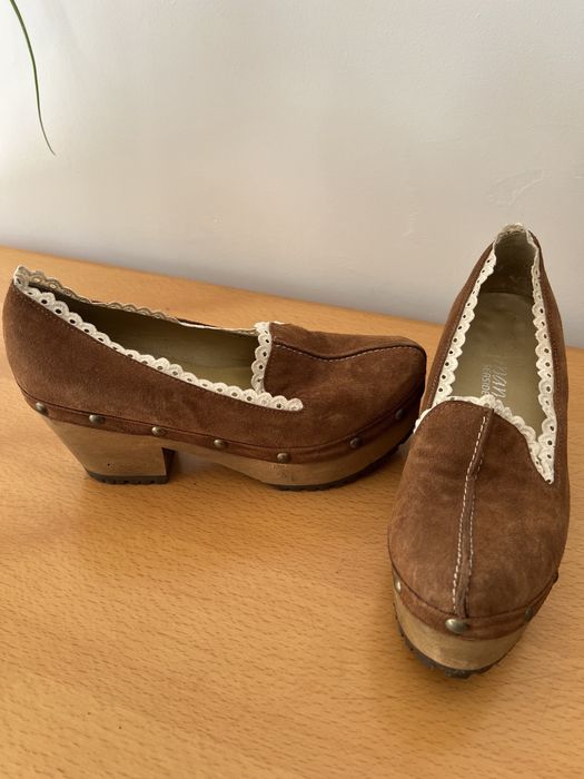 Sapatos semi novos camurça