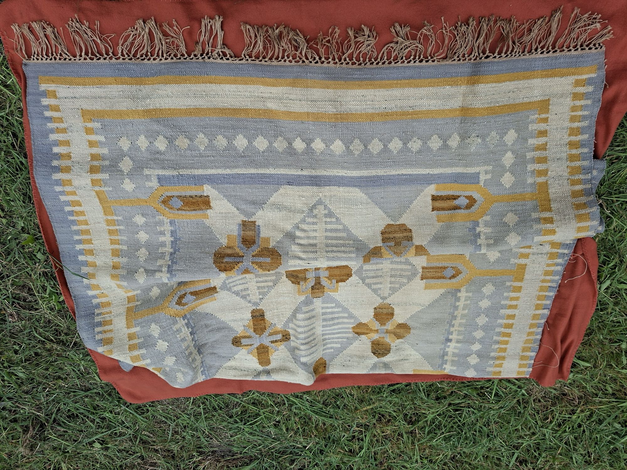 Stary kilim z geometrycznym wzorem
