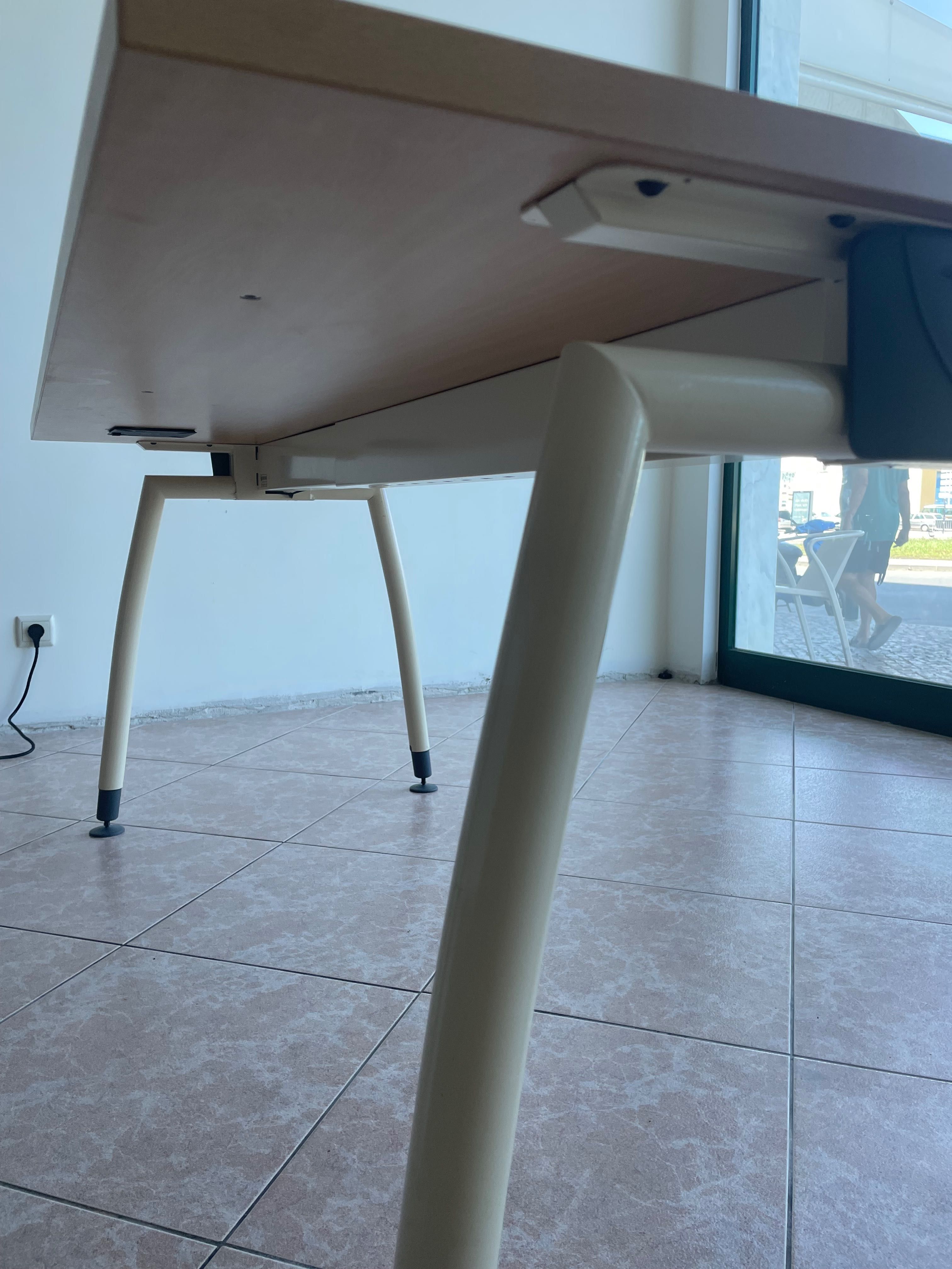 Mesa de Escritório em excelente estado