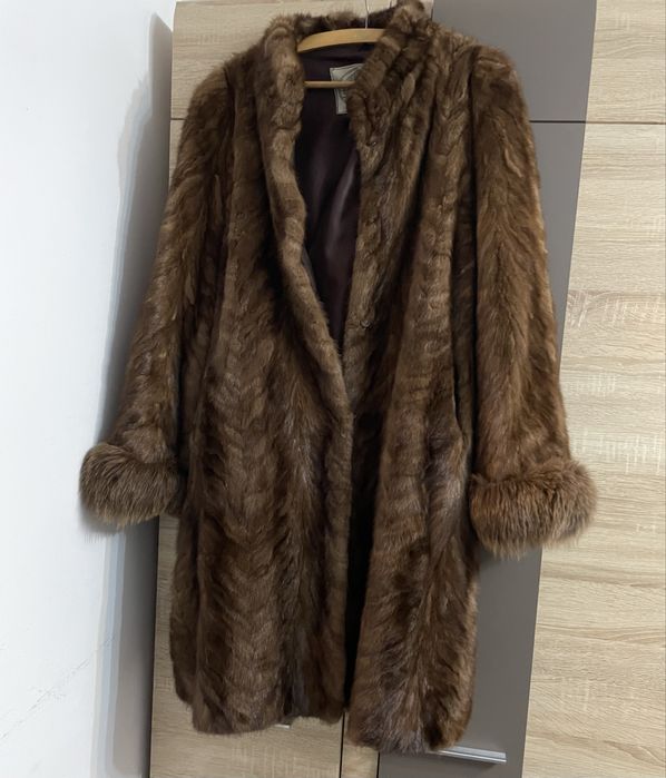 Futro z norek z pieknie wykonczonymi rękawami rozszerzane