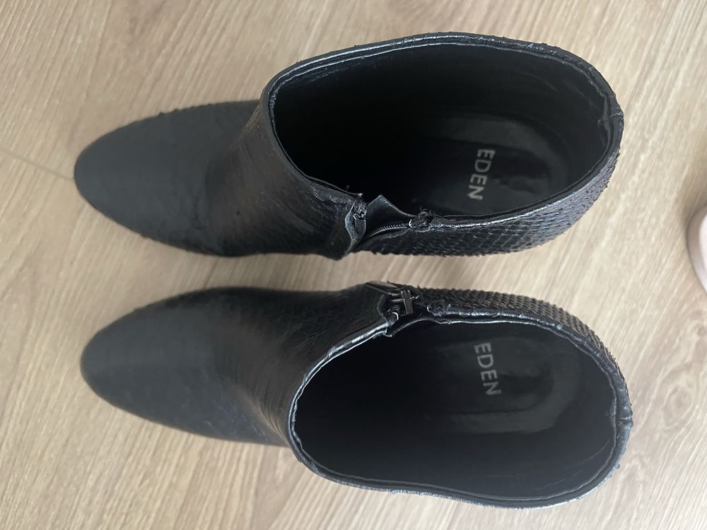 Sapatos e botins pretos
