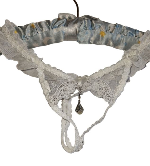Nowa bielizna koronkowa ozdobny wisiorek wycięcia majtki stringi