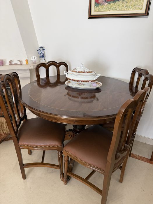 Sala completa: Sofá, bar, mesa de apoio, mesa jantar e cadeiras