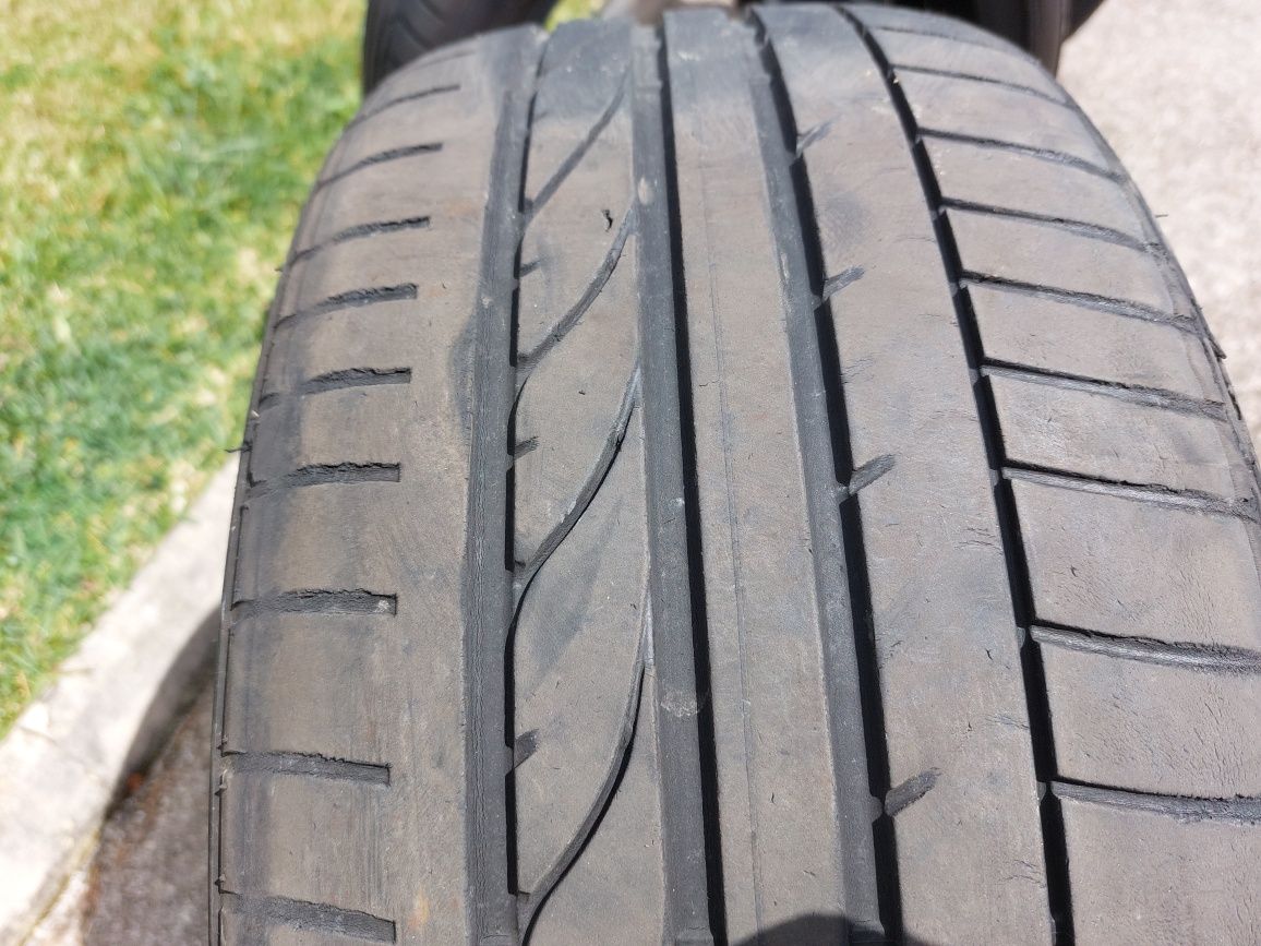 1 Pneu usado 205/45 R17 e   1 pneu 215/40 R17