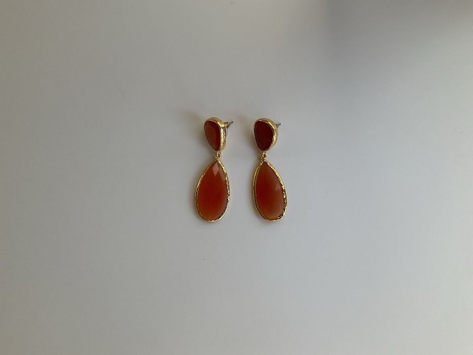 Brincos dourados com pedra olho de gato rosa