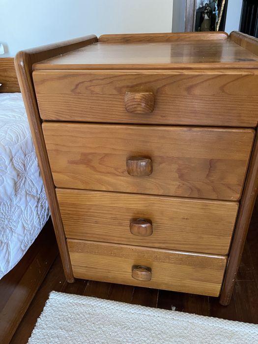 Cama solteiro com gavetão/segunda cama + mesa de cabeceira