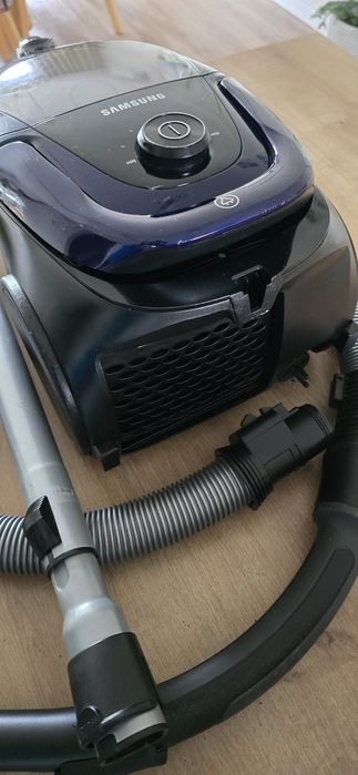 Mocny solidny bezworkowy odkurzacz SAMSUNG o mocy 700W.