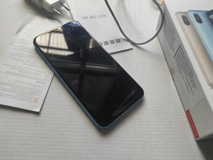 Xiaomi Mi A2 lite 3/32 stan dobry, mocna bateria 4000mAh ( 2-3 dni)