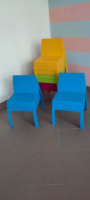 Cadeiras de criança de diversas cores