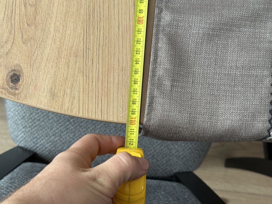 Stół z krzesłami. 145x110