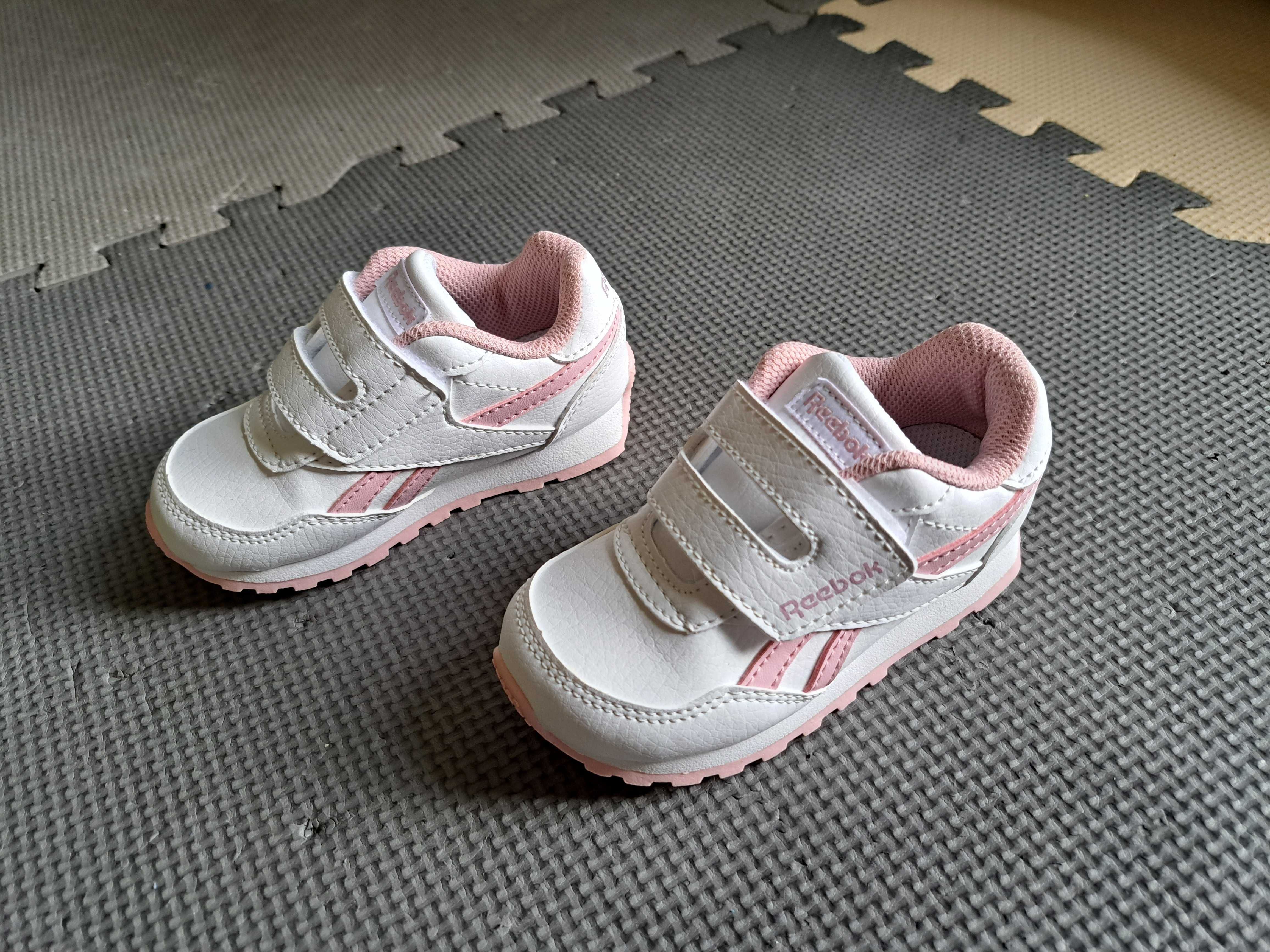 Buciki dla dziewczynki firmy Reebok rozmiar 22.5