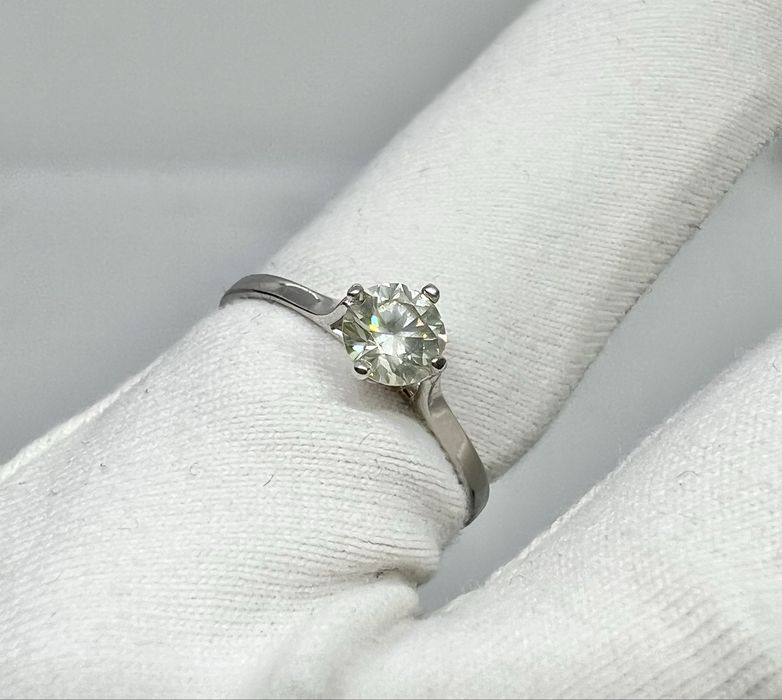 Золота каблучка з натуральним діамантом 0.55 карат.