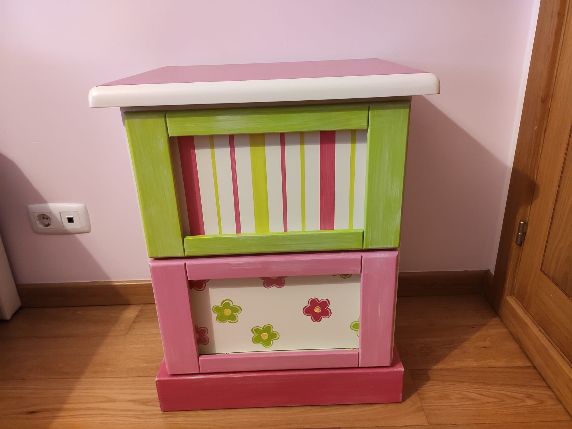 Conjunto mobília cómoda e mesa de cabeceira