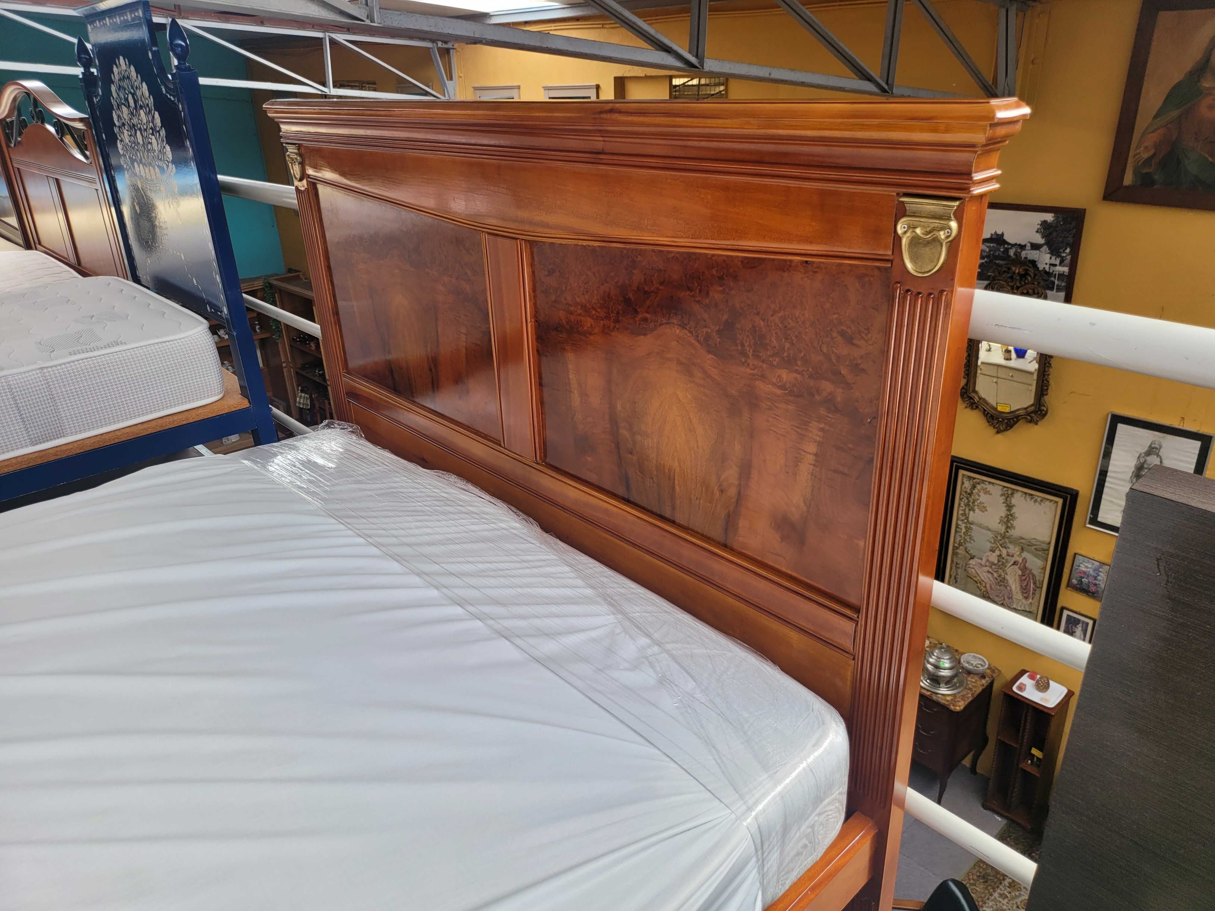 Excelente cama em madeira com estrado e colchão - Muito bom