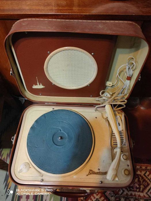 Продам проигрыватель пластинок " Юбилейный ".