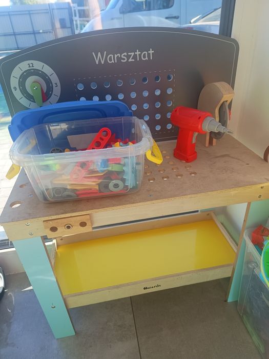 Drewniany warsztat dla chłopca z zestawem narzędzi