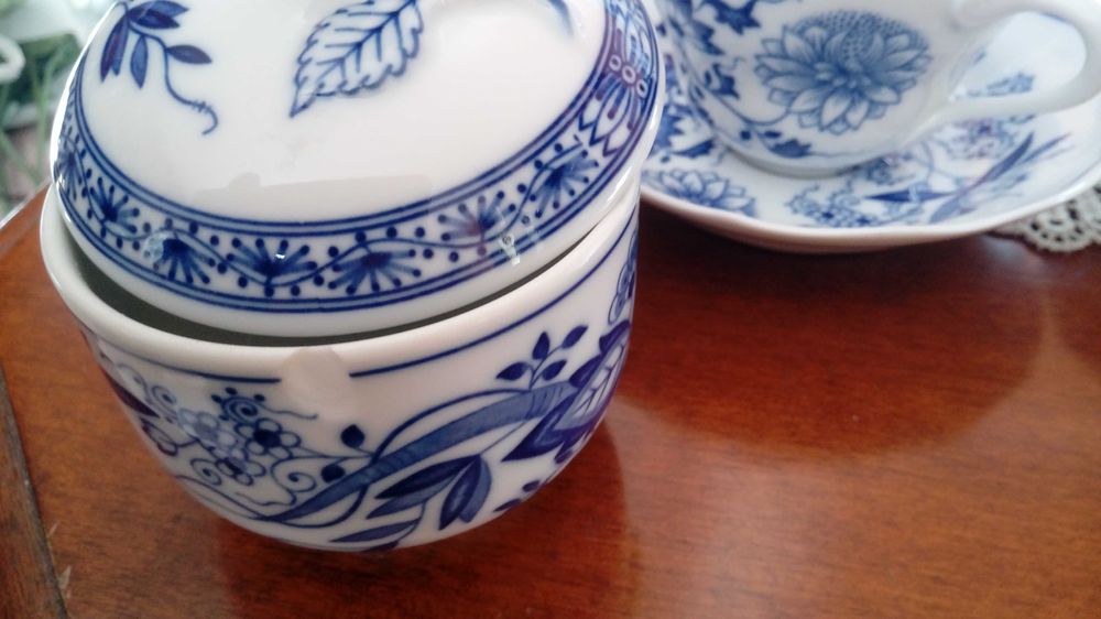 Porcelana,wzór cebulowy,kolekcja,filiżanki,zestaw,talerze