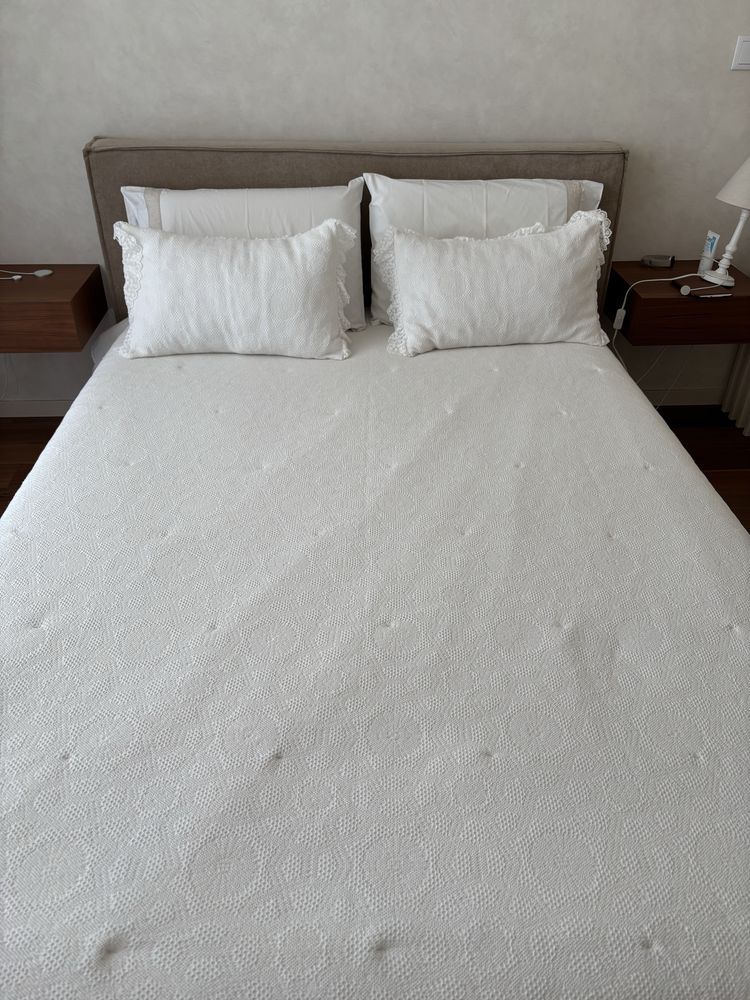 Cama estofada e estrado