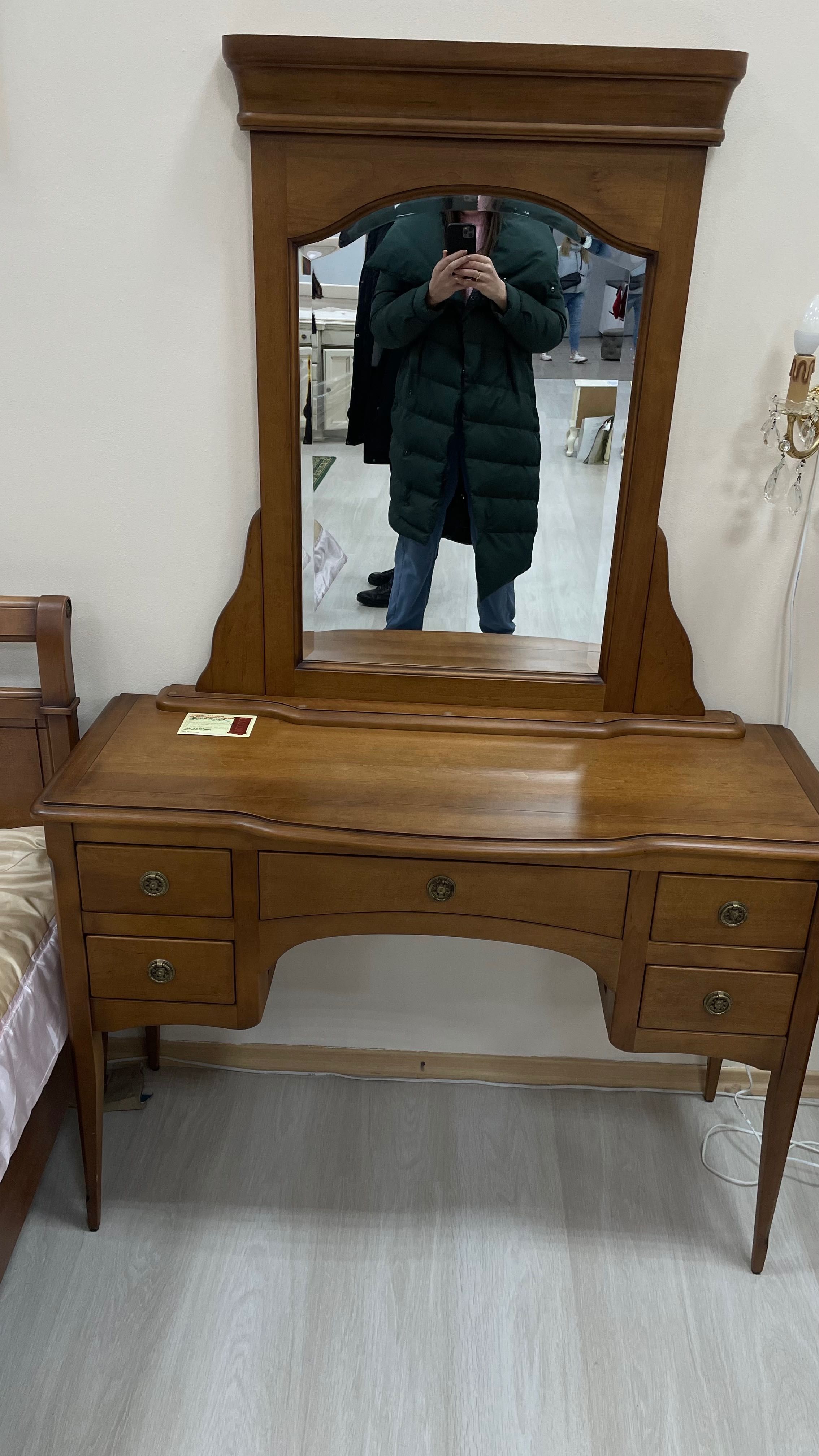 Продам дамский столик из натурального цельного дерева