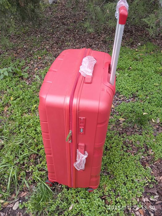 Чемодан из полипропилена на колесах.