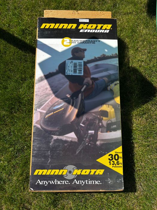 Łódka z włókna szklanego z silnikiem oraz akcesoriami