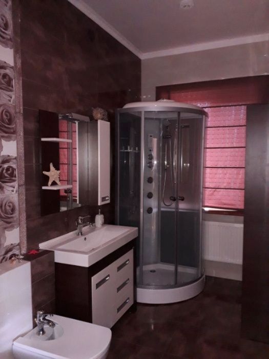 Продам розкішний будинок в центрі міста.