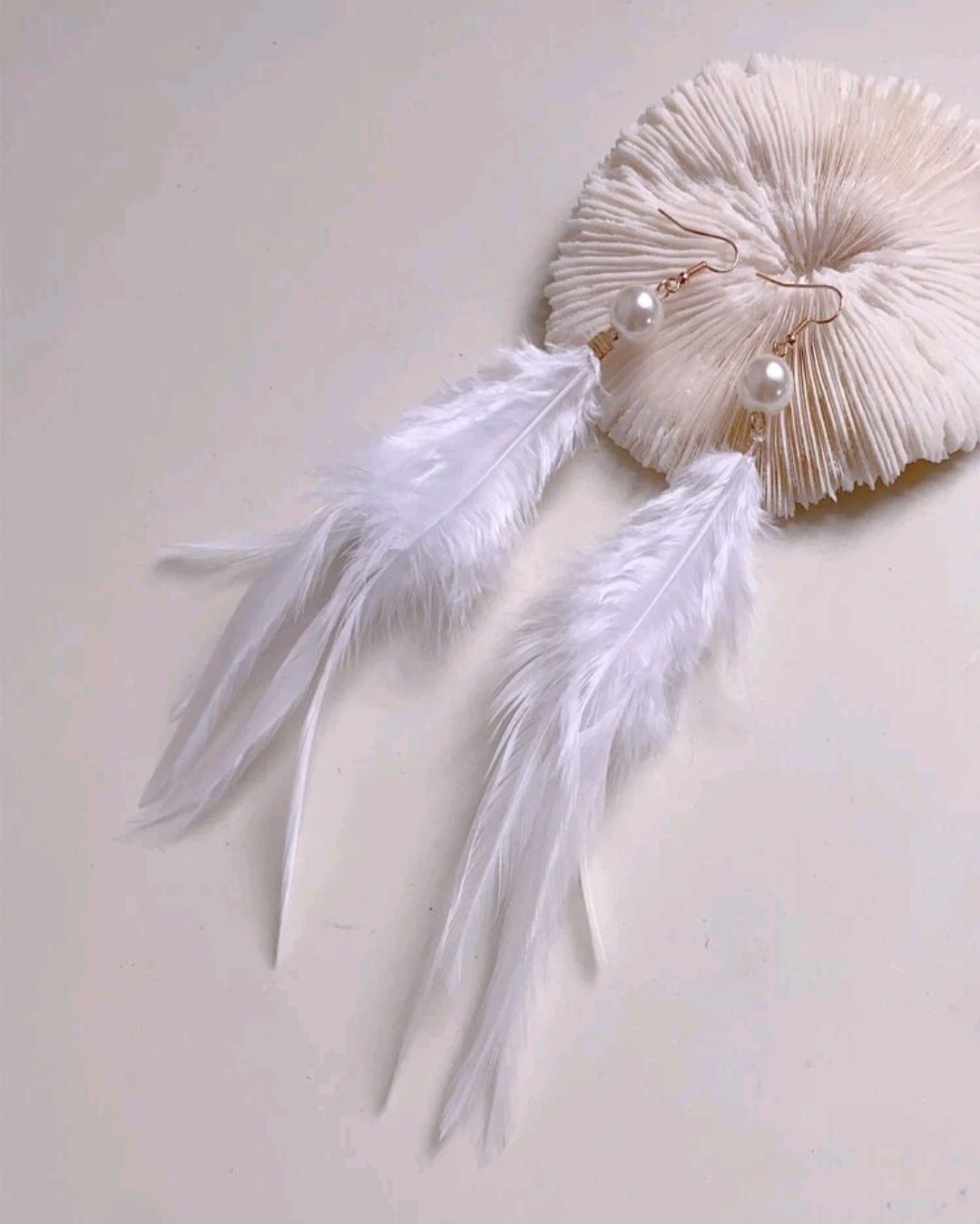 Kolczyki wiszące białe piórka i sztuczną perełka