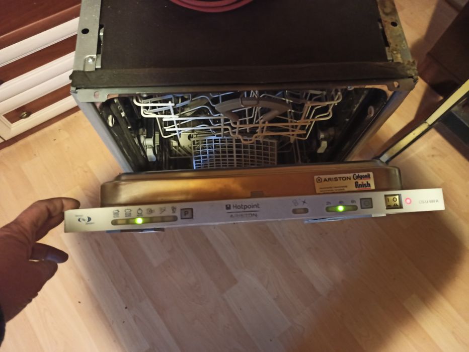 Посудомийна машина Ariston посудомийка