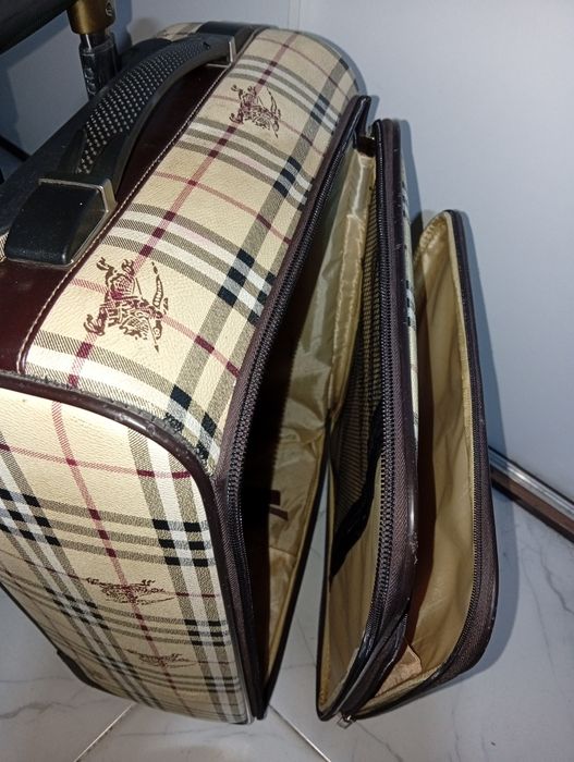 Чемодан на колесах с ручкой 40 литров