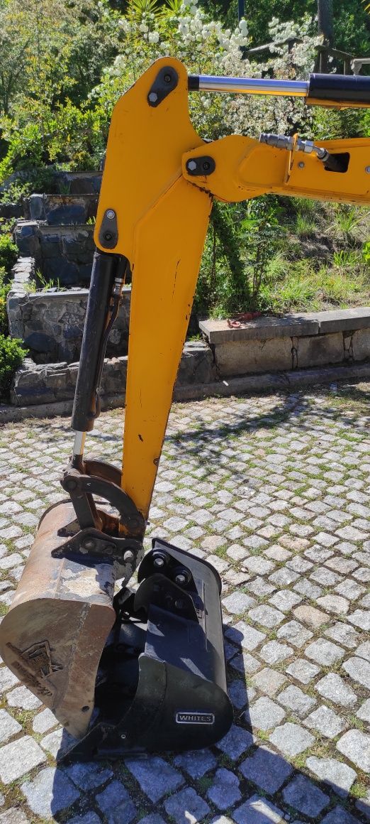 Mini Giratória JCB 16c-1 com Baldes