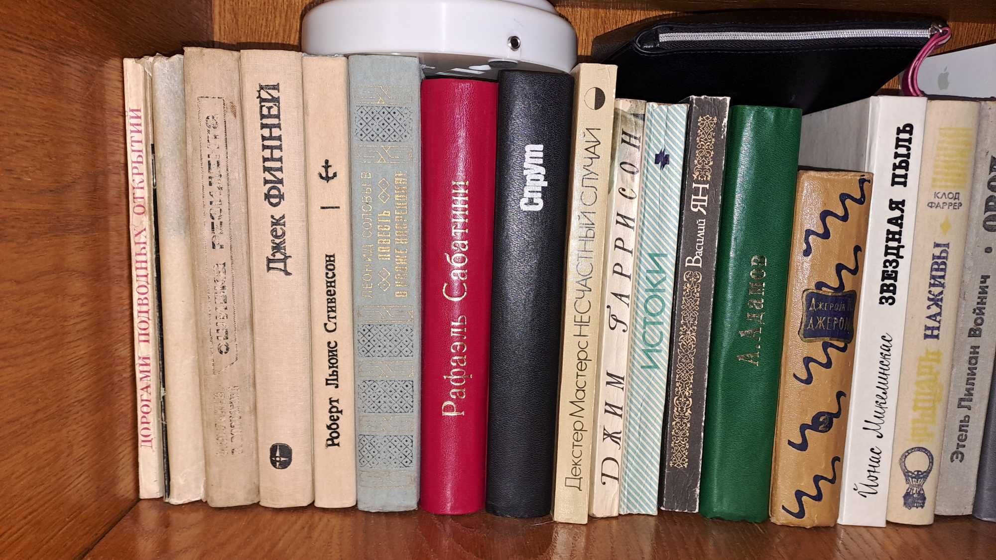 книги на різну тематику - детектив, фантастика, вірші, казки та інше
