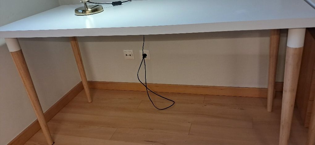 Secretária ikea com pés de madeira