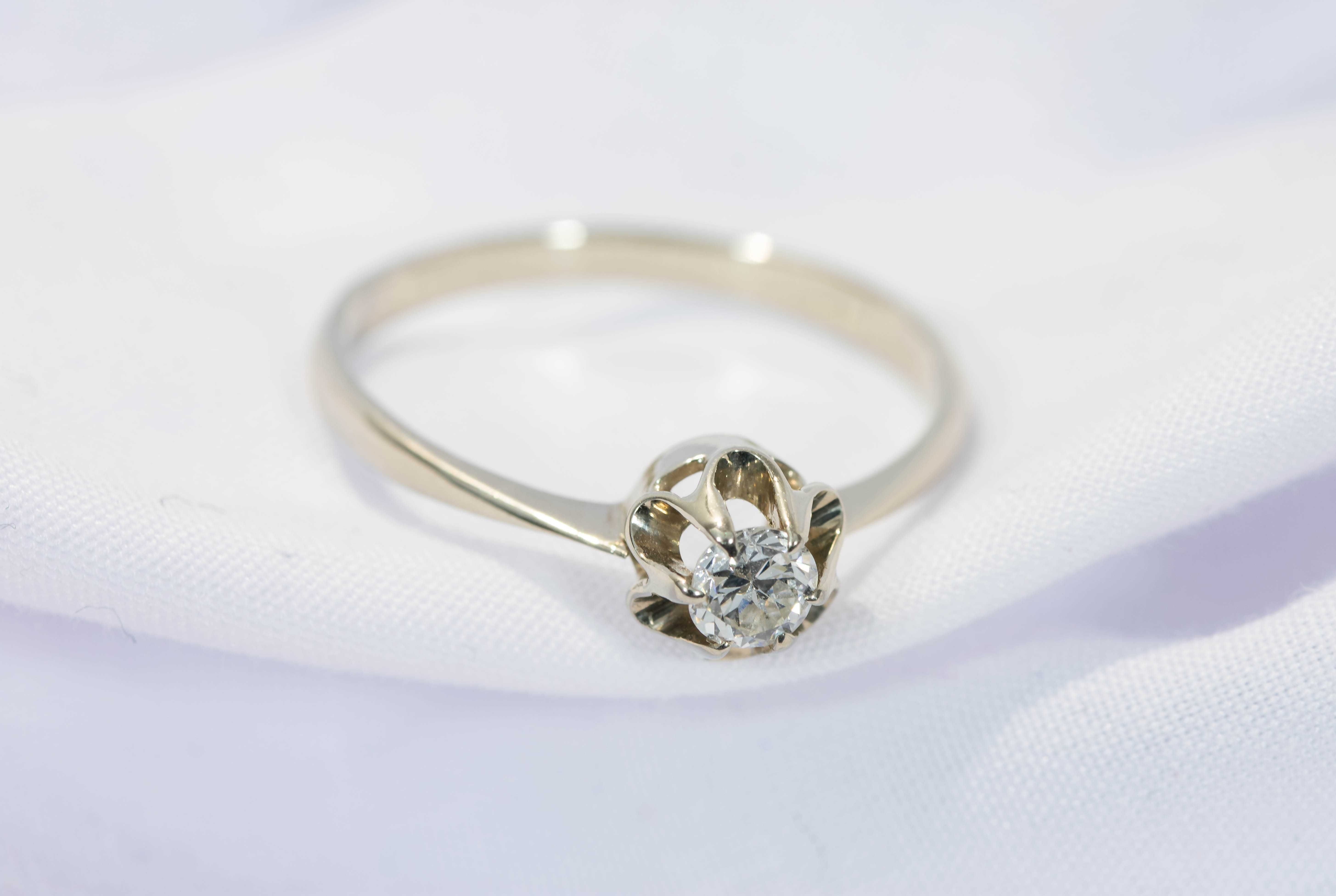 Pierścionek zaręczynowy z białego złota i diamentem 0,25 ct. , pr. 585