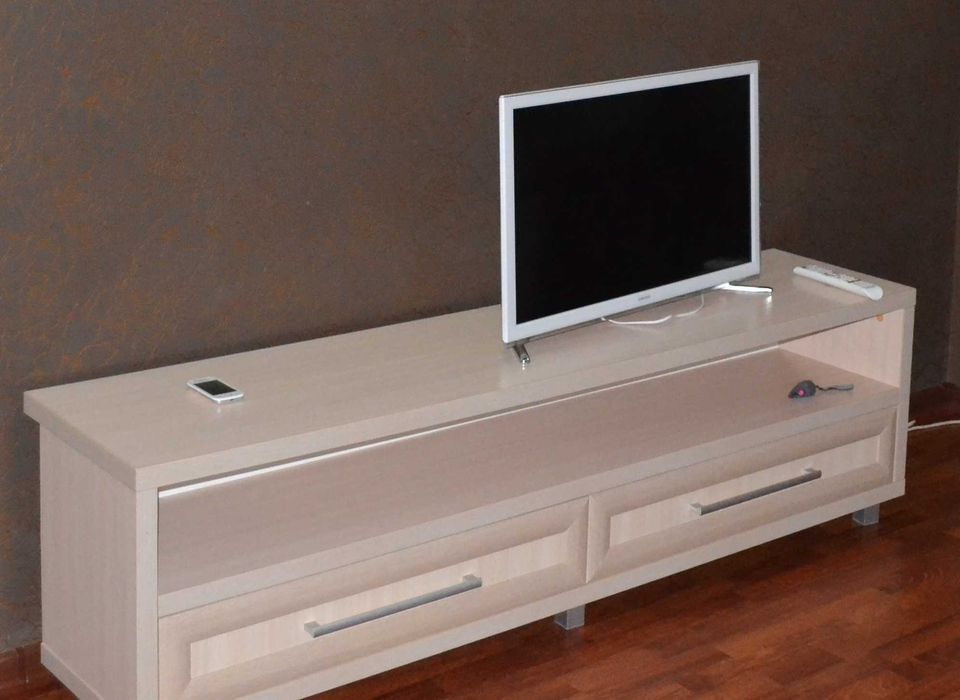 Меблі світлі, шафа, тумба з шухлядами, стіл письмовий