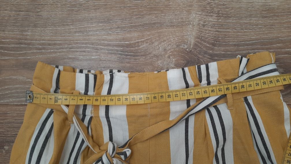Żółte spodenki w paski Stradivarius, rozmiar S